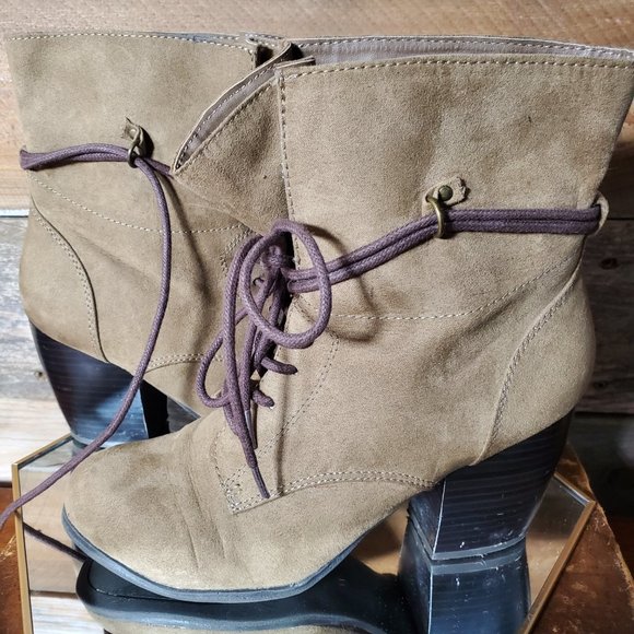 Qupid Women Distressed Leatherette Lace Up Chunky Stacked Heel Bootie - Picture 9 of 9